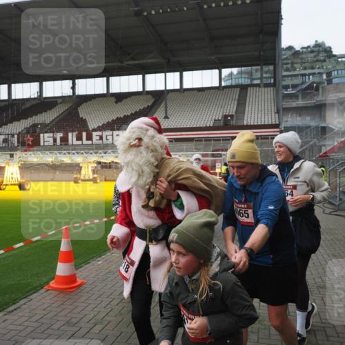 07.12.2025 - St. Pauli X-Mass-Run No. 15 Fabian Wolf http://msf.ph/oto/9395189 07.12.2025 10:28:36 Ziel 412, 2912, 2913, 3209, 3218, 3377, 4037, 4250, 4355, 4388 meine-sportfotos.de