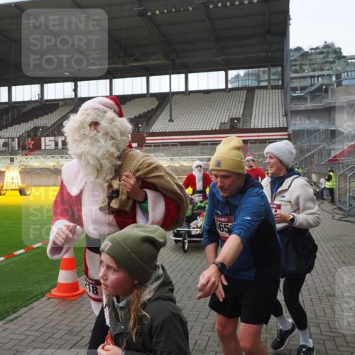 07.12.2025 - St. Pauli X-Mass-Run No. 15 Fabian Wolf http://msf.ph/oto/9395190 07.12.2025 10:28:36 Ziel 412, 2912, 2913, 3209, 3218, 3377, 4037, 4250, 4355, 4388 meine-sportfotos.de
