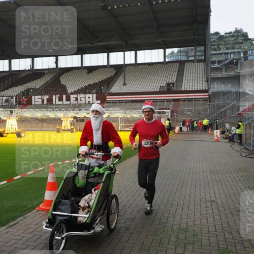 07.12.2025 - St. Pauli X-Mass-Run No. 15 Fabian Wolf http://msf.ph/oto/9395193 07.12.2025 10:28:38 Ziel 412, 2912, 2913, 3209, 3218, 3377, 4037, 4250, 4355, 4388 meine-sportfotos.de