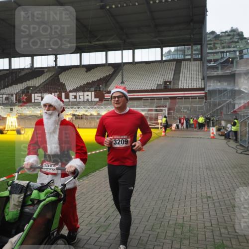 07.12.2025 - St. Pauli X-Mass-Run No. 15 Fabian Wolf http://msf.ph/oto/9395196 07.12.2025 10:28:38 Ziel 412, 2912, 2913, 3209, 3218, 3377, 4037, 4250, 4355, 4388 meine-sportfotos.de