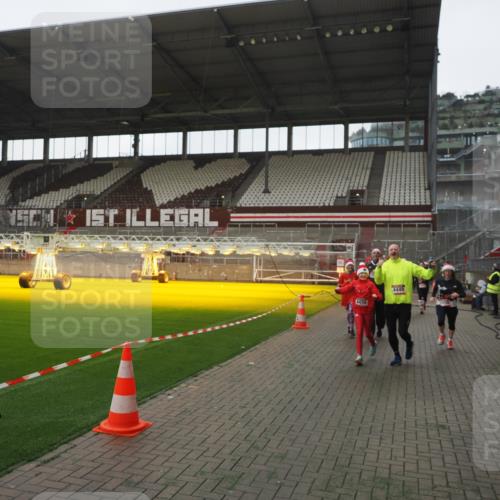 07.12.2025 - St. Pauli X-Mass-Run No. 15 Fabian Wolf http://msf.ph/oto/9395197 07.12.2025 10:28:48 Ziel 1095, 1566, 2046, 2051, 2397, 2913, 3209, 4265, 4291, 4414, 4446, 4449, 4450, 4543, 4544 meine-sportfotos.de