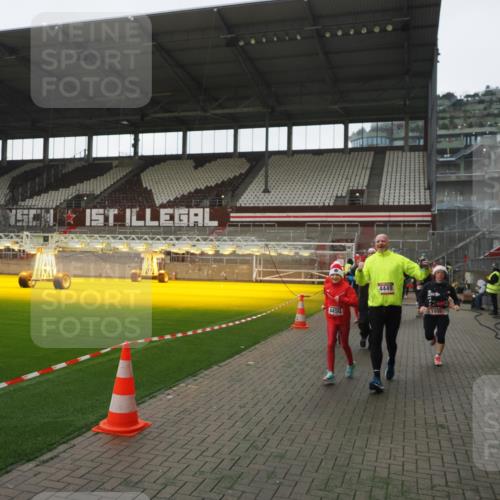 07.12.2025 - St. Pauli X-Mass-Run No. 15 Fabian Wolf http://msf.ph/oto/9395200 07.12.2025 10:28:48 Ziel 1095, 1566, 2046, 2051, 2397, 2913, 3209, 4265, 4291, 4414, 4446, 4449, 4450, 4543, 4544 meine-sportfotos.de