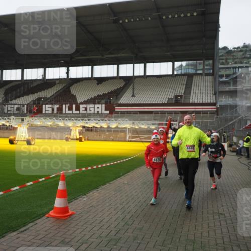 07.12.2025 - St. Pauli X-Mass-Run No. 15 Fabian Wolf http://msf.ph/oto/9395202 07.12.2025 10:28:49 Ziel 1095, 1566, 2046, 2051, 2397, 4265, 4291, 4414, 4446, 4449, 4450, 4543, 4544 meine-sportfotos.de
