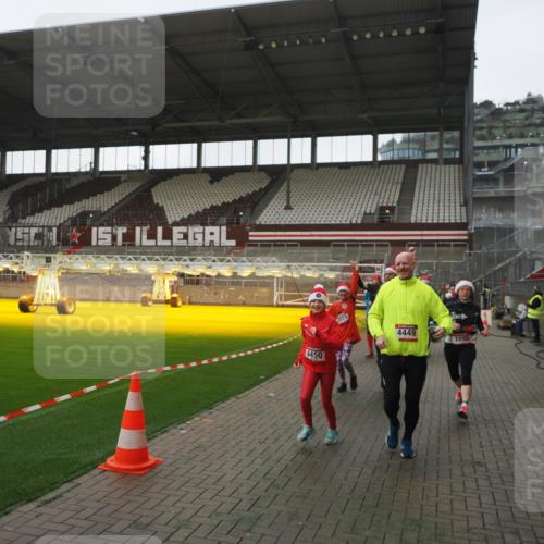07.12.2025 - St. Pauli X-Mass-Run No. 15 Fabian Wolf http://msf.ph/oto/9395203 07.12.2025 10:28:49 Ziel 1095, 1566, 2046, 2051, 2397, 4265, 4291, 4414, 4446, 4449, 4450, 4543, 4544 meine-sportfotos.de
