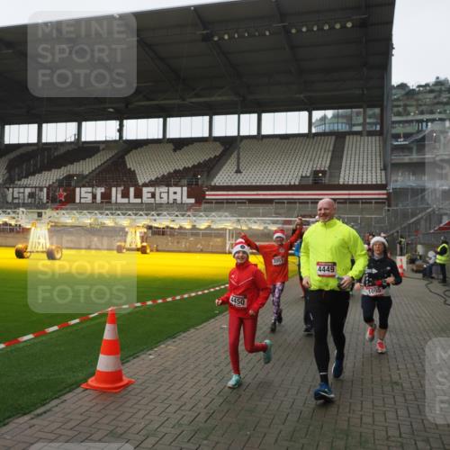 07.12.2025 - St. Pauli X-Mass-Run No. 15 Fabian Wolf http://msf.ph/oto/9395204 07.12.2025 10:28:49 Ziel 1095, 1566, 2046, 2051, 2397, 4265, 4291, 4414, 4446, 4449, 4450, 4543, 4544 meine-sportfotos.de