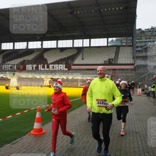 07.12.2025 - St. Pauli X-Mass-Run No. 15 Fabian Wolf http://msf.ph/oto/9395207 07.12.2025 10:28:50 Ziel 1095, 1308, 1330, 1566, 2046, 2051, 2397, 4265, 4291, 4414, 4446, 4449, 4450, 4543, 4544 meine-sportfotos.de