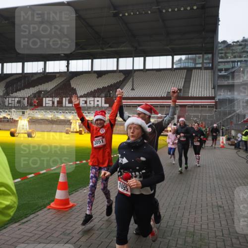 07.12.2025 - St. Pauli X-Mass-Run No. 15 Fabian Wolf http://msf.ph/oto/9395211 07.12.2025 10:28:51 Ziel 1095, 1308, 1330, 1566, 2046, 2051, 2397, 4265, 4291, 4414, 4446, 4449, 4450, 4543, 4544 meine-sportfotos.de
