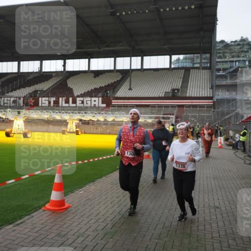 07.12.2025 - St. Pauli X-Mass-Run No. 15 Fabian Wolf http://msf.ph/oto/9395245 07.12.2025 10:29:00 Ziel 1095, 1308, 1330, 1566, 2046, 2051, 2397, 2874, 3669, 4073, 4265, 4291, 4414, 4446, 4449, 4450, 4543, 4544 meine-sportfotos.de