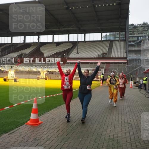 07.12.2025 - St. Pauli X-Mass-Run No. 15 Fabian Wolf http://msf.ph/oto/9395251 07.12.2025 10:29:01 Ziel 161, 165, 1095, 1308, 1330, 1566, 2046, 2051, 2397, 2874, 3669, 4073, 4265, 4291, 4414, 4446, 4449, 4450, 4543, 4544 meine-sportfotos.de
