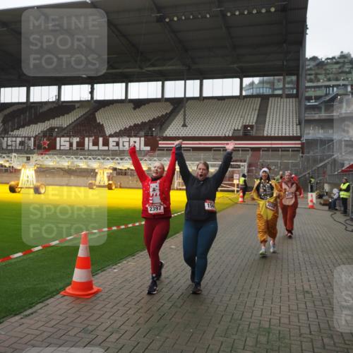 07.12.2025 - St. Pauli X-Mass-Run No. 15 Fabian Wolf http://msf.ph/oto/9395252 07.12.2025 10:29:01 Ziel 161, 165, 1095, 1308, 1330, 1566, 2046, 2051, 2397, 2874, 3669, 4073, 4265, 4291, 4414, 4446, 4449, 4450, 4543, 4544 meine-sportfotos.de