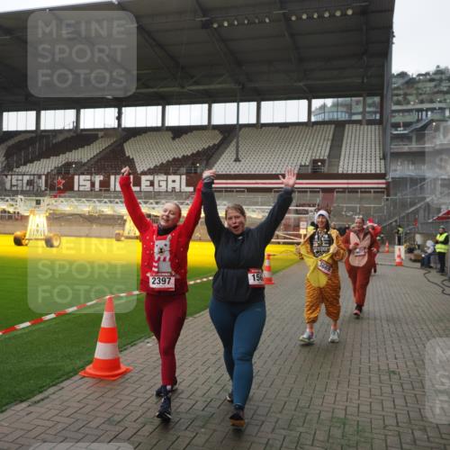 07.12.2025 - St. Pauli X-Mass-Run No. 15 Fabian Wolf http://msf.ph/oto/9395256 07.12.2025 10:29:02 Ziel 161, 165, 1095, 1308, 1330, 1566, 2046, 2051, 2397, 2874, 3669, 4073, 4265, 4291, 4414, 4446, 4543, 4544 meine-sportfotos.de