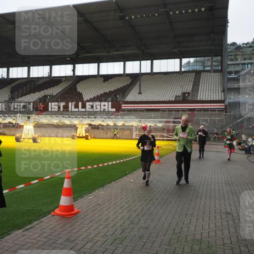 07.12.2025 - St. Pauli X-Mass-Run No. 15 Fabian Wolf http://msf.ph/oto/9395290 07.12.2025 10:29:09 Ziel 161, 165, 1308, 1330, 2874, 3299, 3669, 3938, 3942, 4073 meine-sportfotos.de