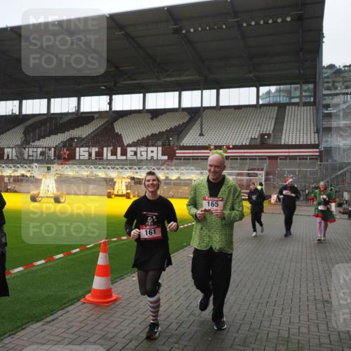 07.12.2025 - St. Pauli X-Mass-Run No. 15 Fabian Wolf http://msf.ph/oto/9395297 07.12.2025 10:29:11 Ziel 161, 165, 2874, 3299, 3669, 3938, 3942, 4073 meine-sportfotos.de