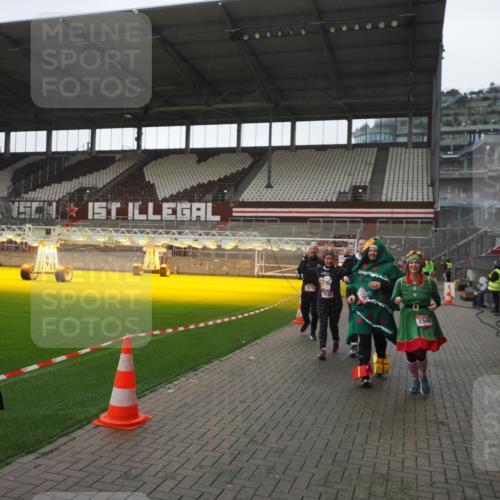 07.12.2025 - St. Pauli X-Mass-Run No. 15 Fabian Wolf http://msf.ph/oto/9395319 07.12.2025 10:29:23 Ziel 450, 458, 1373, 1548, 1550, 1677, 1842, 2001, 3115, 3299, 3470, 3938, 3942, 4007, 4264, 4266, 4440, 4531, 4695 meine-sportfotos.de