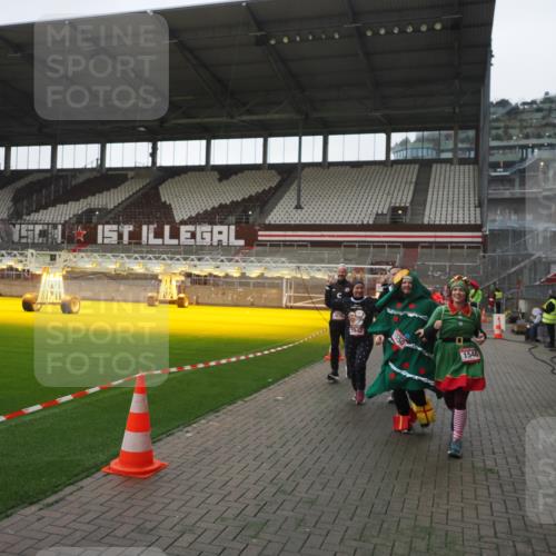 07.12.2025 - St. Pauli X-Mass-Run No. 15 Fabian Wolf http://msf.ph/oto/9395320 07.12.2025 10:29:23 Ziel 450, 458, 1373, 1548, 1550, 1677, 1842, 2001, 3115, 3299, 3470, 3938, 3942, 4007, 4264, 4266, 4440, 4531, 4695 meine-sportfotos.de