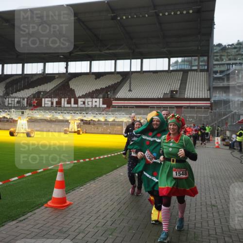 07.12.2025 - St. Pauli X-Mass-Run No. 15 Fabian Wolf http://msf.ph/oto/9395323 07.12.2025 10:29:24 Ziel 450, 458, 1373, 1548, 1550, 1677, 1842, 2001, 3115, 3299, 3470, 3938, 3942, 4007, 4009, 4264, 4266, 4440, 4531, 4695 meine-sportfotos.de