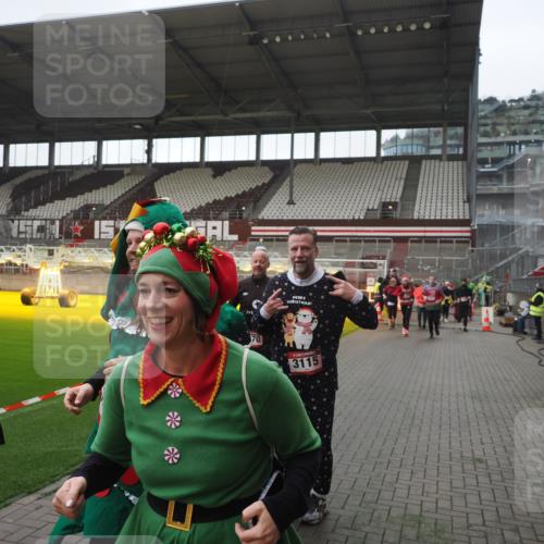 07.12.2025 - St. Pauli X-Mass-Run No. 15 Fabian Wolf http://msf.ph/oto/9395328 07.12.2025 10:29:25 Ziel 450, 458, 1373, 1548, 1550, 1677, 1842, 2001, 3080, 3115, 3299, 3470, 3942, 4007, 4009, 4264, 4266, 4293, 4296, 4440, 4531, 4695 meine-sportfotos.de