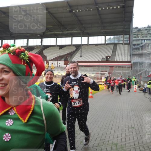 07.12.2025 - St. Pauli X-Mass-Run No. 15 Fabian Wolf http://msf.ph/oto/9395329 07.12.2025 10:29:25 Ziel 450, 458, 1373, 1548, 1550, 1677, 1842, 2001, 3080, 3115, 3299, 3470, 3942, 4007, 4009, 4264, 4266, 4293, 4296, 4440, 4531, 4695 meine-sportfotos.de