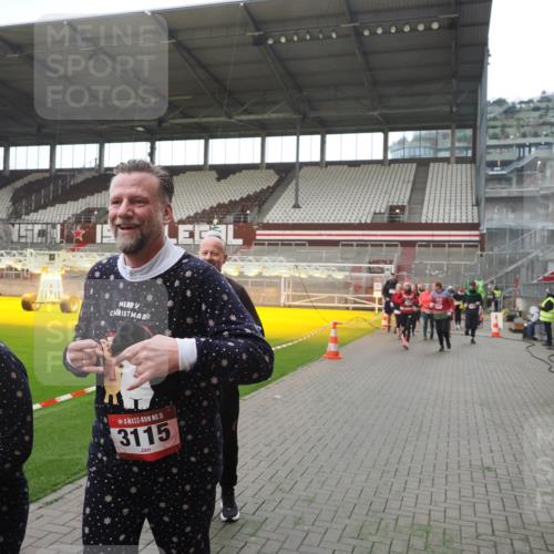 07.12.2025 - St. Pauli X-Mass-Run No. 15 Fabian Wolf http://msf.ph/oto/9395332 07.12.2025 10:29:26 Ziel 450, 458, 1039, 1373, 1548, 1550, 1677, 1842, 2001, 3080, 3115, 3470, 4007, 4009, 4264, 4266, 4293, 4296, 4440, 4531, 4695 meine-sportfotos.de
