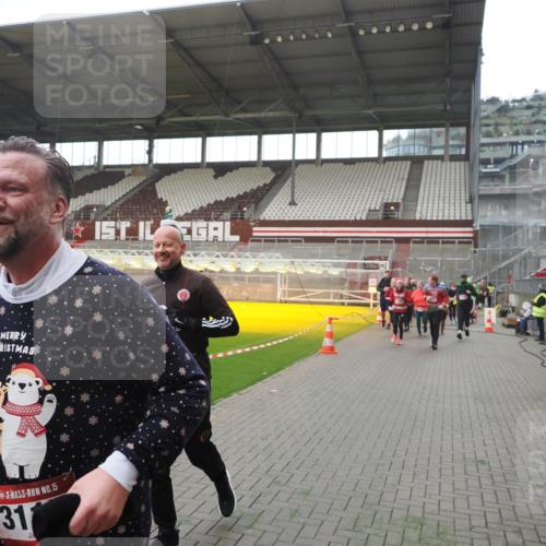 07.12.2025 - St. Pauli X-Mass-Run No. 15 Fabian Wolf http://msf.ph/oto/9395333 07.12.2025 10:29:26 Ziel 450, 458, 1039, 1373, 1548, 1550, 1677, 1842, 2001, 3080, 3115, 3470, 4007, 4009, 4264, 4266, 4293, 4296, 4440, 4531, 4695 meine-sportfotos.de