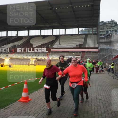 07.12.2025 - St. Pauli X-Mass-Run No. 15 Fabian Wolf http://msf.ph/oto/9395352 07.12.2025 10:29:33 Ziel 450, 458, 1039, 1198, 1201, 1204, 1209, 1373, 1548, 1550, 1677, 1842, 2001, 3080, 3115, 3468, 3469, 3470, 4007, 4009, 4126, 4264, 4266, 4293, 4296, 4440, 4531, 4695 meine-sportfotos.de
