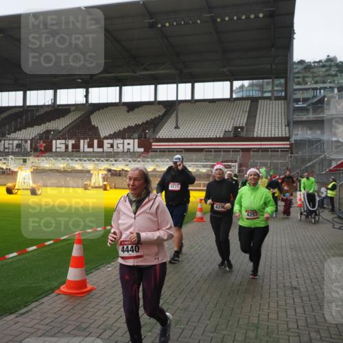 07.12.2025 - St. Pauli X-Mass-Run No. 15 Fabian Wolf http://msf.ph/oto/9395363 07.12.2025 10:29:35 Ziel 450, 458, 1039, 1198, 1201, 1204, 1209, 1373, 1550, 1842, 2001, 3080, 3115, 3468, 3469, 3470, 4007, 4009, 4126, 4264, 4266, 4293, 4296, 4440, 4472, 4476, 4531, 4695 meine-sportfotos.de