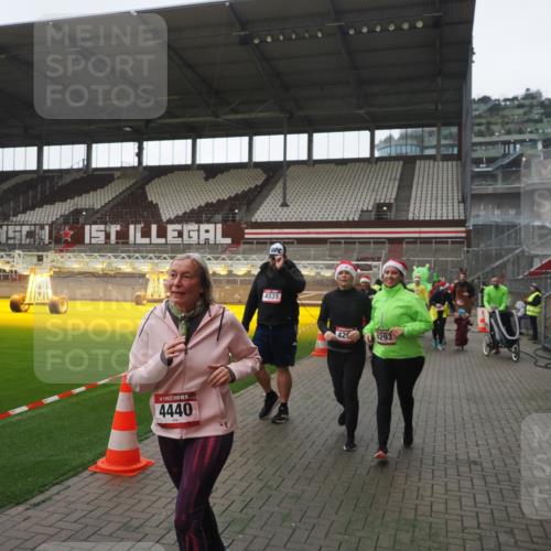07.12.2025 - St. Pauli X-Mass-Run No. 15 Fabian Wolf http://msf.ph/oto/9395364 07.12.2025 10:29:35 Ziel 450, 458, 1039, 1198, 1201, 1204, 1209, 1373, 1550, 1842, 2001, 3080, 3115, 3468, 3469, 3470, 4007, 4009, 4126, 4264, 4266, 4293, 4296, 4440, 4472, 4476, 4531, 4695 meine-sportfotos.de