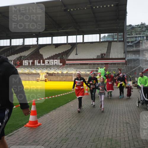 07.12.2025 - St. Pauli X-Mass-Run No. 15 Fabian Wolf http://msf.ph/oto/9395374 07.12.2025 10:29:38 Ziel 450, 458, 1039, 1198, 1201, 1204, 1209, 1373, 2001, 2878, 3080, 3468, 3469, 3497, 3516, 3517, 4007, 4009, 4126, 4264, 4266, 4293, 4296, 4440, 4472, 4476, 4531, 4695 meine-sportfotos.de