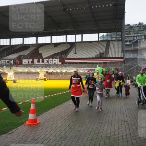 07.12.2025 - St. Pauli X-Mass-Run No. 15 Fabian Wolf http://msf.ph/oto/9395375 07.12.2025 10:29:38 Ziel 450, 458, 1039, 1198, 1201, 1204, 1209, 1373, 2001, 2878, 3080, 3468, 3469, 3497, 3516, 3517, 4007, 4009, 4126, 4264, 4266, 4293, 4296, 4440, 4472, 4476, 4531, 4695 meine-sportfotos.de