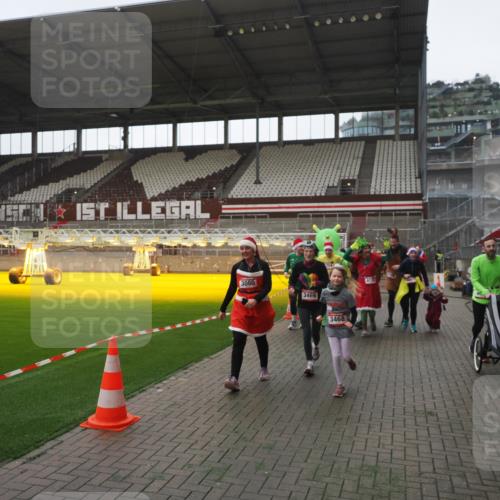 07.12.2025 - St. Pauli X-Mass-Run No. 15 Fabian Wolf http://msf.ph/oto/9395376 07.12.2025 10:29:38 Ziel 450, 458, 1039, 1198, 1201, 1204, 1209, 1373, 2001, 2878, 3080, 3468, 3469, 3497, 3516, 3517, 4007, 4009, 4126, 4264, 4266, 4293, 4296, 4440, 4472, 4476, 4531, 4695 meine-sportfotos.de