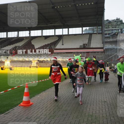 07.12.2025 - St. Pauli X-Mass-Run No. 15 Fabian Wolf http://msf.ph/oto/9395377 07.12.2025 10:29:39 Ziel 450, 458, 1039, 1198, 1201, 1204, 1209, 1373, 1669, 2001, 2878, 3080, 3468, 3469, 3494, 3497, 3516, 3517, 4007, 4009, 4126, 4264, 4266, 4293, 4296, 4440, 4472, 4476, 4531, 4695 meine-sportfotos.de