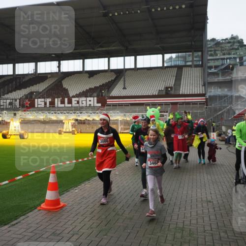 07.12.2025 - St. Pauli X-Mass-Run No. 15 Fabian Wolf http://msf.ph/oto/9395378 07.12.2025 10:29:39 Ziel 450, 458, 1039, 1198, 1201, 1204, 1209, 1373, 1669, 2001, 2878, 3080, 3468, 3469, 3494, 3497, 3516, 3517, 4007, 4009, 4126, 4264, 4266, 4293, 4296, 4440, 4472, 4476, 4531, 4695 meine-sportfotos.de