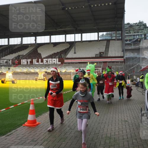 07.12.2025 - St. Pauli X-Mass-Run No. 15 Fabian Wolf http://msf.ph/oto/9395380 07.12.2025 10:29:39 Ziel 450, 458, 1039, 1198, 1201, 1204, 1209, 1373, 1669, 2001, 2878, 3080, 3468, 3469, 3494, 3497, 3516, 3517, 4007, 4009, 4126, 4264, 4266, 4293, 4296, 4440, 4472, 4476, 4531, 4695 meine-sportfotos.de