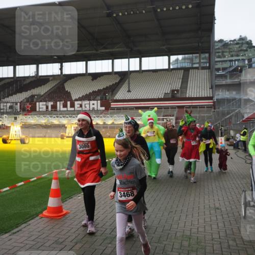 07.12.2025 - St. Pauli X-Mass-Run No. 15 Fabian Wolf http://msf.ph/oto/9395381 07.12.2025 10:29:39 Ziel 450, 458, 1039, 1198, 1201, 1204, 1209, 1373, 1669, 2001, 2878, 3080, 3468, 3469, 3494, 3497, 3516, 3517, 4007, 4009, 4126, 4264, 4266, 4293, 4296, 4440, 4472, 4476, 4531, 4695 meine-sportfotos.de