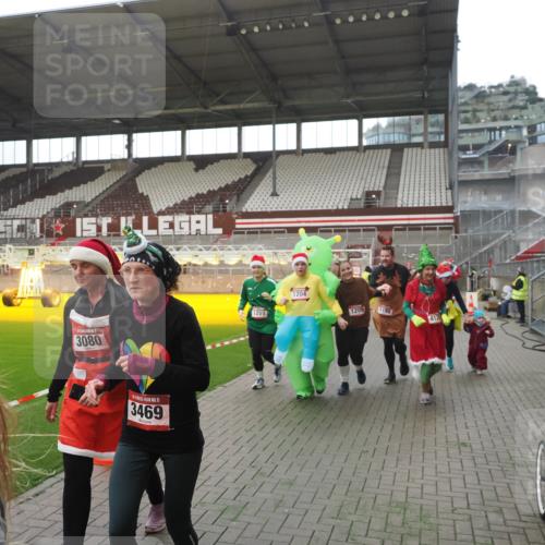 07.12.2025 - St. Pauli X-Mass-Run No. 15 Fabian Wolf http://msf.ph/oto/9395384 07.12.2025 10:29:40 Ziel 450, 458, 1039, 1198, 1201, 1204, 1209, 1373, 1669, 2001, 2878, 3080, 3468, 3469, 3494, 3497, 3516, 3517, 4007, 4009, 4126, 4264, 4266, 4293, 4296, 4440, 4472, 4476, 4531, 4695 meine-sportfotos.de