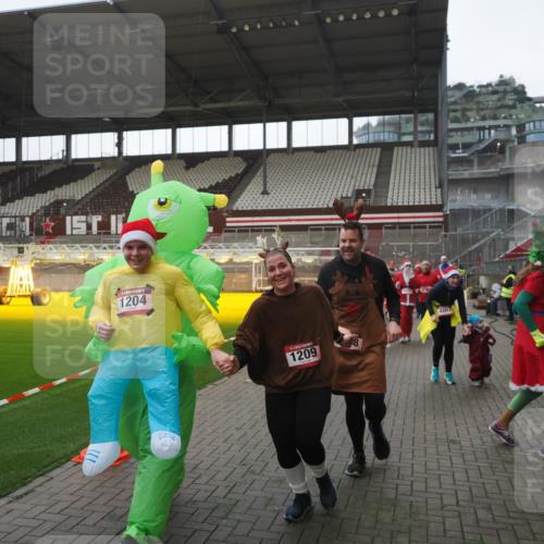 07.12.2025 - St. Pauli X-Mass-Run No. 15 Fabian Wolf http://msf.ph/oto/9395392 07.12.2025 10:29:42 Ziel 10, 423, 1039, 1090, 1091, 1198, 1201, 1204, 1209, 1669, 2878, 3080, 3468, 3469, 3494, 3497, 3516, 3517, 4007, 4009, 4126, 4264, 4266, 4293, 4296, 4440, 4472, 4476, 4531, 4695 meine-sportfotos.de