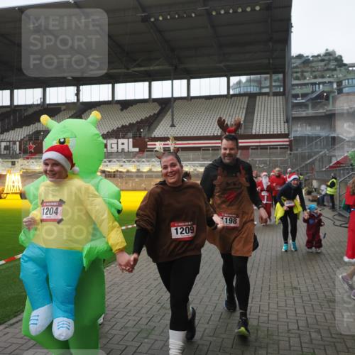 07.12.2025 - St. Pauli X-Mass-Run No. 15 Fabian Wolf http://msf.ph/oto/9395393 07.12.2025 10:29:42 Ziel 10, 423, 1039, 1090, 1091, 1198, 1201, 1204, 1209, 1669, 2878, 3080, 3468, 3469, 3494, 3497, 3516, 3517, 4007, 4009, 4126, 4264, 4266, 4293, 4296, 4440, 4472, 4476, 4531, 4695 meine-sportfotos.de