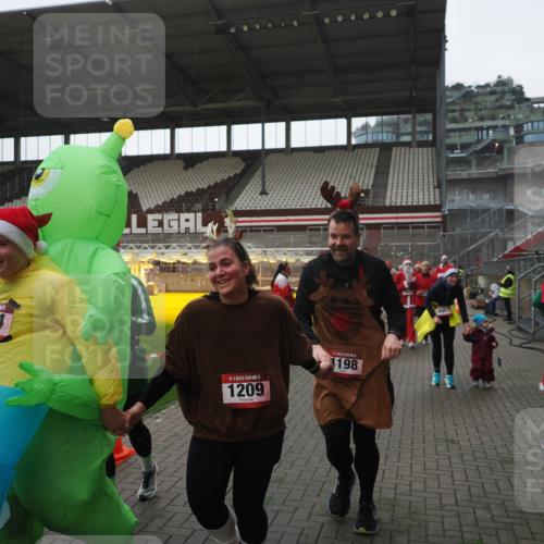 07.12.2025 - St. Pauli X-Mass-Run No. 15 Fabian Wolf http://msf.ph/oto/9395394 07.12.2025 10:29:42 Ziel 10, 423, 1039, 1090, 1091, 1198, 1201, 1204, 1209, 1669, 2878, 3080, 3468, 3469, 3494, 3497, 3516, 3517, 4007, 4009, 4126, 4264, 4266, 4293, 4296, 4440, 4472, 4476, 4531, 4695 meine-sportfotos.de