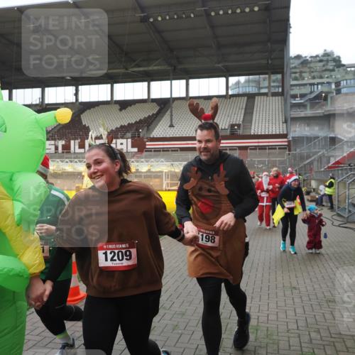 07.12.2025 - St. Pauli X-Mass-Run No. 15 Fabian Wolf http://msf.ph/oto/9395395 07.12.2025 10:29:42 Ziel 10, 423, 1039, 1090, 1091, 1198, 1201, 1204, 1209, 1669, 2878, 3080, 3468, 3469, 3494, 3497, 3516, 3517, 4007, 4009, 4126, 4264, 4266, 4293, 4296, 4440, 4472, 4476, 4531, 4695 meine-sportfotos.de