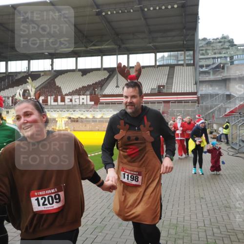 07.12.2025 - St. Pauli X-Mass-Run No. 15 Fabian Wolf http://msf.ph/oto/9395396 07.12.2025 10:29:42 Ziel 10, 423, 1039, 1090, 1091, 1198, 1201, 1204, 1209, 1669, 2878, 3080, 3468, 3469, 3494, 3497, 3516, 3517, 4007, 4009, 4126, 4264, 4266, 4293, 4296, 4440, 4472, 4476, 4531, 4695 meine-sportfotos.de