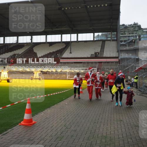 07.12.2025 - St. Pauli X-Mass-Run No. 15 Fabian Wolf http://msf.ph/oto/9395398 07.12.2025 10:29:43 Ziel 10, 423, 426, 1039, 1090, 1091, 1198, 1201, 1204, 1209, 1669, 2878, 3080, 3468, 3469, 3494, 3497, 3516, 3517, 4009, 4126, 4293, 4296, 4440, 4472, 4476, 4531, 4695 meine-sportfotos.de