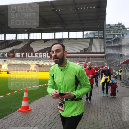 07.12.2025 - St. Pauli X-Mass-Run No. 15 Fabian Wolf http://msf.ph/oto/9395402 07.12.2025 10:29:45 Ziel 10, 423, 426, 1039, 1090, 1091, 1198, 1201, 1204, 1209, 1669, 2878, 3080, 3468, 3469, 3494, 3497, 3516, 3517, 4126, 4293, 4296, 4472, 4476 meine-sportfotos.de