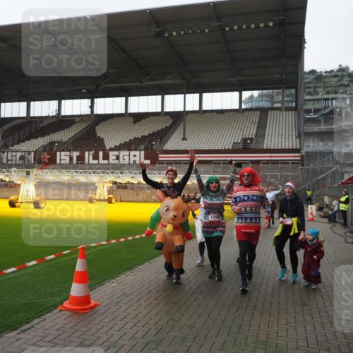 07.12.2025 - St. Pauli X-Mass-Run No. 15 Fabian Wolf http://msf.ph/oto/9395410 07.12.2025 10:29:51 Ziel 10, 423, 426, 1090, 1091, 1198, 1201, 1204, 1209, 1669, 2878, 3494, 3497, 3516, 3517, 4472, 4476, 4533, 4534, 4546 meine-sportfotos.de