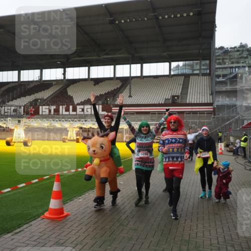 07.12.2025 - St. Pauli X-Mass-Run No. 15 Fabian Wolf http://msf.ph/oto/9395412 07.12.2025 10:29:52 Ziel 10, 423, 426, 1090, 1091, 1201, 1669, 2878, 3494, 3497, 3516, 3517, 4472, 4476, 4533, 4534, 4546 meine-sportfotos.de