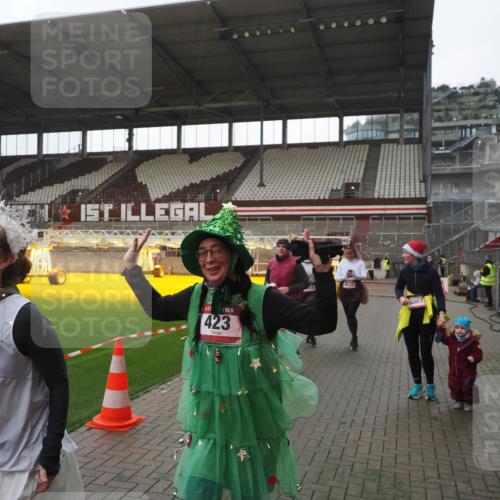 07.12.2025 - St. Pauli X-Mass-Run No. 15 Fabian Wolf http://msf.ph/oto/9395425 07.12.2025 10:29:54 Ziel 10, 423, 426, 1090, 1091, 1669, 2878, 3494, 3497, 3516, 3517, 4472, 4476, 4533, 4534, 4546 meine-sportfotos.de