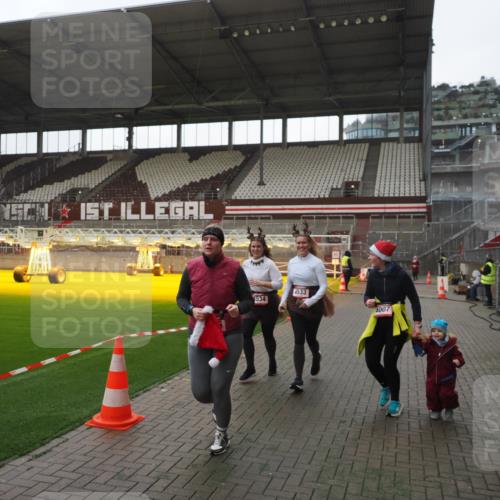 07.12.2025 - St. Pauli X-Mass-Run No. 15 Fabian Wolf http://msf.ph/oto/9395431 07.12.2025 10:29:55 Ziel 10, 423, 426, 1090, 1091, 1669, 2878, 3494, 3497, 3516, 3517, 4472, 4476, 4533, 4534, 4546 meine-sportfotos.de