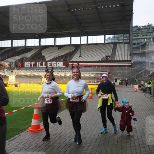 07.12.2025 - St. Pauli X-Mass-Run No. 15 Fabian Wolf http://msf.ph/oto/9395434 07.12.2025 10:29:56 Ziel 10, 423, 426, 1090, 1091, 1669, 2878, 3494, 3497, 3516, 3517, 4533, 4534, 4546 meine-sportfotos.de