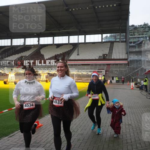07.12.2025 - St. Pauli X-Mass-Run No. 15 Fabian Wolf http://msf.ph/oto/9395436 07.12.2025 10:29:57 Ziel 10, 423, 426, 1090, 1091, 1669, 3494, 3497, 3516, 3517, 4533, 4534, 4546 meine-sportfotos.de