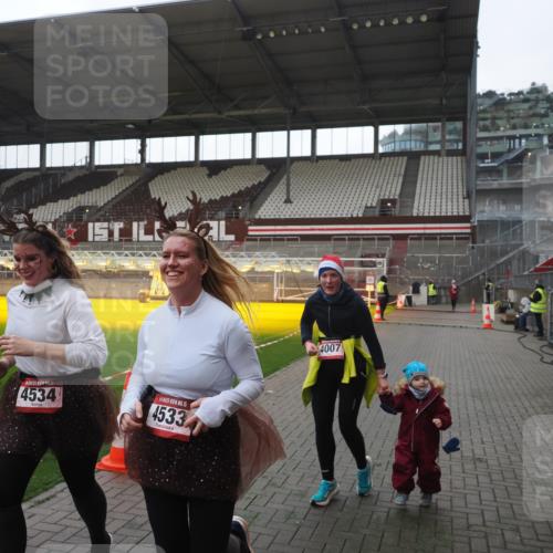 07.12.2025 - St. Pauli X-Mass-Run No. 15 Fabian Wolf http://msf.ph/oto/9395437 07.12.2025 10:29:57 Ziel 10, 423, 426, 1090, 1091, 1669, 3494, 3497, 3516, 3517, 4533, 4534, 4546 meine-sportfotos.de