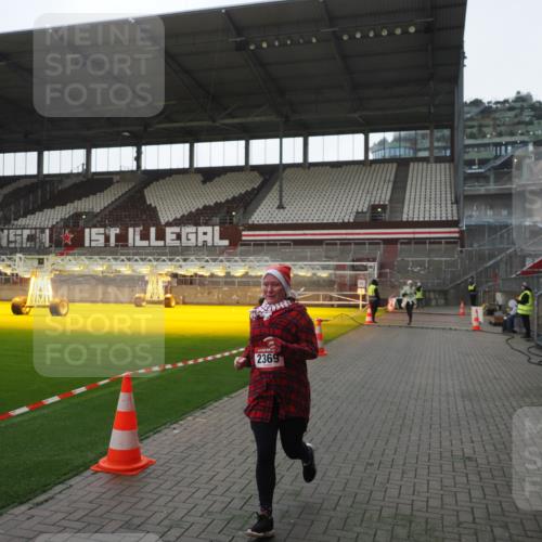 07.12.2025 - St. Pauli X-Mass-Run No. 15 Fabian Wolf http://msf.ph/oto/9395453 07.12.2025 10:30:07 Ziel 1696, 2369, 4533, 4534 meine-sportfotos.de